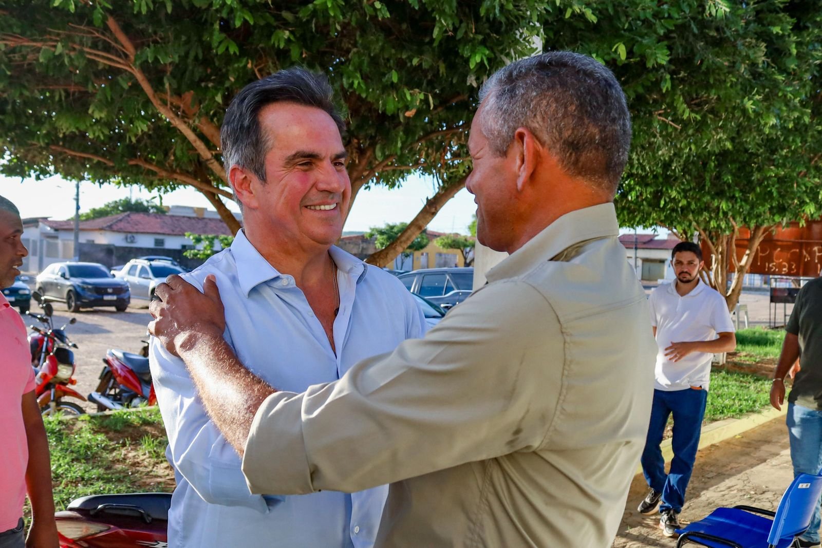 Ciro Nogueira abraçado com moradores do interior do Piauí