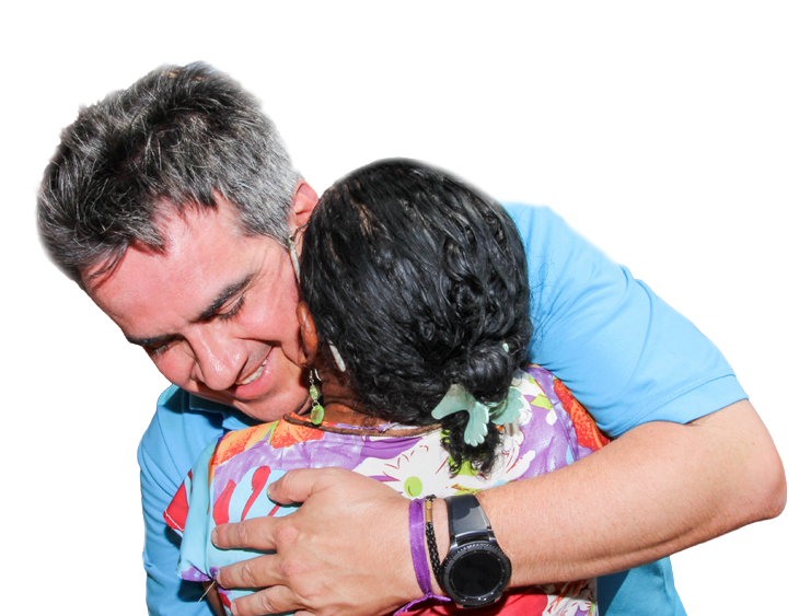 Ciro Nogueira abraçando uma moradora do interior do Piauí